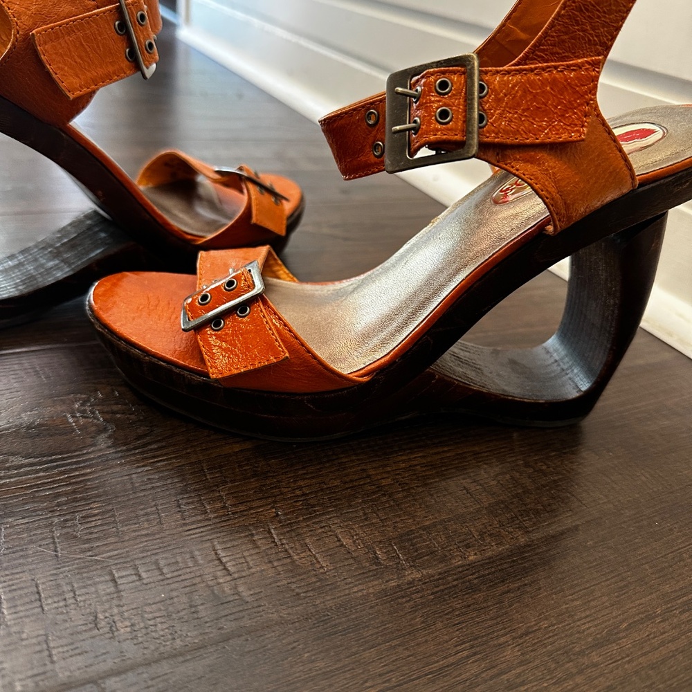 Two Lips Shoes - Picture 2 of 6